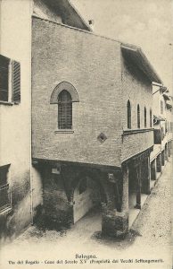 Casa con colonne lignee in via Begatto