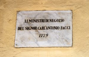 Lapide nell'arco 119