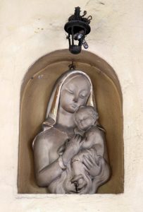 Piccola nicchia con statua della Madonna (arco 163)