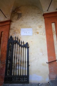 Il primo arco dopo il cancello che segna la divisione tra portico e Santuario.