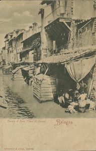 Canale delle Moline. Le piccole singolari costruzioni in legno sull'acqua del canale servivano per dare un minimo di intimità a chi usava le acque del canale per fini igienici.