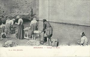 Lavandaie all'opera nel primo tratto del Canale di Reno all'interno delle mura. La parete che si vede dall'altra parte del canale è quella della chiesa di Santa Maria e San Velentino della Grada.