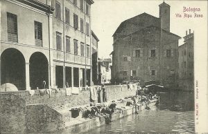 Canale di Reno presso la chiesa di Santa Maria della Visitazione, detta della Madonna delle Lame. Dietro alla chiesa, a sinistra della chiesa stessa, si intravede la facciata della chiesa del Monastero di Santa Maria Nuova. Il monastero fu soppresso nel 1799, in epoca napoleonica, ed adibito ad opificio per i tabacchi. All'inizio del XX secolo fu tutto demolito e sostituito dalla attuale struttura della Manifattura Tabacchi, ora in uso alla Cineteca di Bologna.