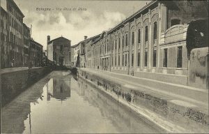 Il Canale di Reno davanti alla Manifattura Tabacchi. Al centro, davanti alla chiesa e al ponte delle Lame, si vede il Ponte di Santa Maria Nuova. A sinistra si vedono le vecchie case su via Riva Reno, che poi, gravemente danneggiate dai bombardamenti della seconda guerra mondiale, furono sostituite dagli attuali moderni palazzoni.