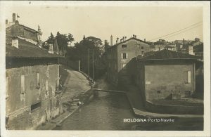 Immagine ripresa dalla Salara del Porto. Al centro il canale Cavaticcio con il ponticello che lo attraversa. A sinistra del Canale c'è via del Porto. L'edificio a sinistra è quello della Dogana, Nell'edificio a destra vi era, in tempi antichi, l'Osteria della Barca o Osteria Albergati.