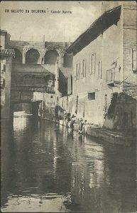 Lavandaie all'opera nei pressi dell'edificio della Dogana. A sinistra il varco da cui esce il Canale Cavaticcio per diventare Canale Navile.
