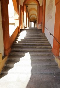 I primi scalini della salita al Monte della Guardia
