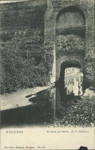 Il Canale Navile appena fuori delle mura cittadine, su cui si vede il varco (spesso considerato la tredicesima porta di Bologna).