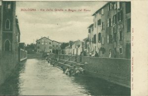 Il Canale di Reno visto dal ponte della Carità. A sinistra i Bagni del Reno. Al centro l'Opificio della Grada.