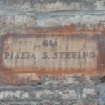Con la riforma toponomastica del 1873-78 le lapidette napoleoniche furono eliminate quasi ovunque, sostituite dalle targhe con le nuove denominazioni stradali a cui, spesso, venne aggiunta un'altra piccola lapide indicante il vecchio nome modificato o soppresso (una di queste piccole lapidi è visibile in via Santo Stefano, tra il numero 15 ed il numero 17, e riporta già piazza Santo Stefano: l'odonimo piazza Santo Stefano fu soppresso nel 1878 e lo slargo davanti al gruppo stefaniano delle Sette Chiese fu incluso in via Santo Stefano). Lapidetta Santo Stefano