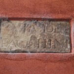 Via de' Facchini: in vicolo de' Facchini all'angolo con via Marsala. Il vicolo nel 1878 era cieco essendo allora questo tratto del vicolo spazio privato e chiuso. Lapidetta Via De' Facchini
