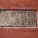 Via de' Facchini: in vicolo de' Facchini all'angolo con via Marsala. Il vicolo nel 1878 era cieco essendo allora questo tratto del vicolo spazio privato e chiuso. Lapidetta Via De' Facchini