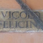 Vicolo Felicini: questa lapidetta è presente sella estremità di via dei Felicini che si affaccia su via Porta Nova. Il vicolo fu privatizzato e chiuso nella prima metà del XIX secolo e riaperto nel 1963 come via dei Felicini. Vicolo Felicini