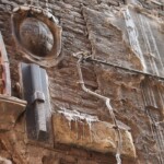 Trabisonda: lapidetta del vicolo recentemente riaperto al pubblico con il nome di vicolo Trebisonda, tra via Santo Stefano e Strada Maggiore, compreso tra via Dal Luzzo e vicolo Alemagna. Questa lapidetta è sull'estremità che si affaccia su Strada Maggiore. Questo vicolo fu soppresso e chiuso da cancelli nel 1853. Lapidetta Trabisonda