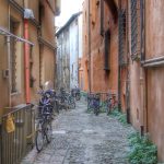 Il vicolo Trebisonda, fotografato da via Santo Stefano, quando era ancora chiuso.