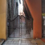 Il vicolo Trebisonda, quando era ancora chiuso da un cancello, visto da Strada Maggiore.