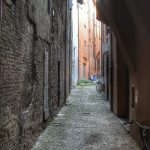 Il vicolo Trebisonda (fotografato da Strada Maggiore), prima della riapertura.