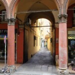 Ingresso dell'Androna di San Lorenzo da via San Felice, tra i numeri 5 e 7.