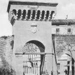 Porta San Mamolo (prima del 1903) La porta fu abbattuta nel 1903. Sulla destra si scorge l'arco del primitivo varco aperto nel secolo XIII.