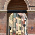 Via San Felice vista attraverso la porta Porta San Felice