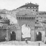 Porta Saragozza Porta Saragozza venne pesantemente modificata nel 1859 grazie ad interventi dell'architetto Enrico Brunetti Rodati, su suggerimento di un'apposita "Deputazione per la riforma di Porta Saragozza". Nella fotografia, sul piano stradale, si notano le rotaie della tramvia per il Meloncello, attivata nel 1883 e poi prolungata fino a Casalecchio di Reno, la qual cosa rese necessario un intervento sull'arco del Meloncello per permettere il passaggio del treno.