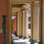 Santa Caterina di Saragozza Sotto al portico della chiesa