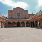 Santa Maria dei Servi La piazzetta con il quadriportico antistante la chiesa.