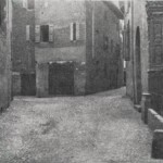 Piazzola dei Guidoscalchi sopra la quale sorgeva porta di piazza Maggiore. - A destra abbiamo la chiesa dello Spirito Santo, di qua da essa, sulla via Val d'Aposa che in parte vediamo, correva l'Aposa e sopra vi sorgeva il ponte della Cittadella dal quale fu principiato il muro che doveva togliere dalla vista pubblica le case delle dame cortesi che abitavano nel lato sud del vicolo che vediamo in fondo a destra il quale finiva in via S. Mamolo.
In fondo a sinistra: la via dello Spirito Santo. Immagine tratta dal libro di Angelo Finelli Bologna nel Mille - Identificazione della cerchia che le appartenne a quel tempo, edito a Bologna dagli Stabilimenti Tipografici Riuniti nel 1927.