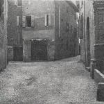 Piazzola dei Guidoscalchi sopra la quale sorgeva porta di piazza Maggiore. - A destra abbiamo la chiesa dello Spirito Santo, di qua da essa, sulla via Val d'Aposa che in parte vediamo, correva l'Aposa e sopra vi sorgeva il ponte della Cittadella dal quale fu principiato il muro che doveva togliere dalla vista pubblica le case delle dame cortesi che abitavano nel lato sud del vicolo che vediamo in fondo a destra il quale finiva in via S. Mamolo.
In fondo a sinistra: la via dello Spirito Santo. Immagine tratta dal libro di Angelo Finelli Bologna nel Mille - Identificazione della cerchia che le appartenne a quel tempo, edito a Bologna dagli Stabilimenti Tipografici Riuniti nel 1927.