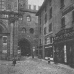 Immagine tratta dal libro di Angelo Finelli "Bologna nel Mille - Identificazione della cerchia che le appartenne a quel tempo", edito a Bologna dagli Stabilimenti Tipografici Riuniti nel 1927. Seguito della via Orefici. Lato Nord di Piazza Uccelli. In fondo Voltone del Podestà e via Accuse. Nell'ultima casa in angolo con via Accuse vi fu la chiesa di Santa Giusta, sopressa verso il 1200 (Angelo FInelli).