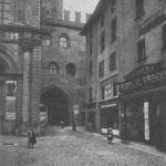Immagine tratta dal libro di Angelo Finelli "Bologna nel Mille - Identificazione della cerchia che le appartenne a quel tempo", edito a Bologna dagli Stabilimenti Tipografici Riuniti nel 1927. Seguito della via Orefici. Lato Nord di Piazza Uccelli. In fondo Voltone del Podestà e via Accuse. Nell'ultima casa in angolo con via Accuse vi fu la chiesa di Santa Giusta, sopressa verso il 1200 (Angelo FInelli).