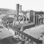 In questa immagine è ancora presente parte del portico che nasconde la tomba di Odofredo e il mercato coperto su piazza San Francesco.