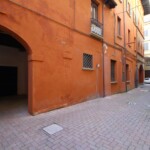 Da dentro al vicolo. Si vede sulla destra Strada Maggiore e a sinistra il voltone che copre una doppia curva (prima ad est e poi a nord).