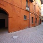 Da dentro al vicolo. Si vede sulla destra Strada Maggiore e a sinistra il voltone che copre una doppia curva (prima ad est e poi a nord).