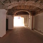 Il tratto del vicolo sotto il voltone, guardando verso ovest.