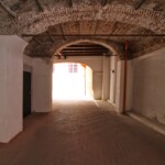 Il tratto del vicolo sotto il voltone, guardando verso ovest.