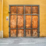 Il portone di accesso su via San Vitale.