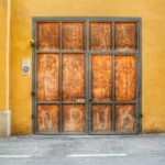 Il portone di accesso su via San Vitale.