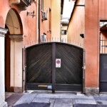 Il portone che chiude il vicolo, oggi cieco, ma che un tempo forse portava in via Schiavonia.