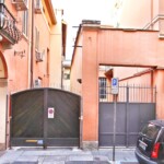 Il portone che chiude il vicolo, accanto all'altro che chiude l'accesso al numero 7 di via San Giorgio.