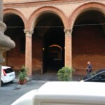 Il Voltone dei Fibbia da cui si raggiungeva il sagrato settentrionale di Santa Maria Maggiore mediante il vicolo Belvedere.