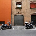 Il punto di arrivo del vicolo su via Cesare Battisti.