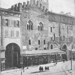 In questa cartolina si vede il Palazzo Re Enzo già parzialmente restaurato, ma il Voltone e la contigua superfetazione che collega il palazzo del Podestà sono ancora integri.