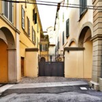 Il portone con l'antico numero 789 che chiude via del Corigo in via San Giorgio.