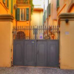 Il portone con l'antico numero 789 che chiude via del Corigo in via San Giorgio.