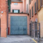 Accesso del Vicolo de' Cospi da vicolo Bianchetti.