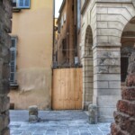 L'accesso al vicolo (ora chiuso) da Strada Maggiore.