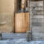 L'accesso al vicolo (ora chiuso) da Strada Maggiore.