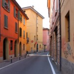 Via del Fossato. A sinistra si apre il vicolo della Neve