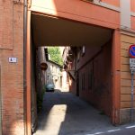 L'antico numero 677 (ora numero moderno 6) che identificava un vicolo chiuso ancora esistente.
